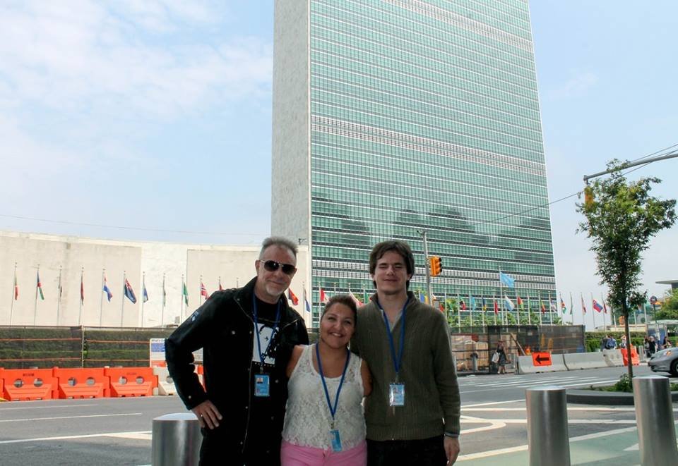 Antonela con credenciales frente a la sede de las Naciones Unidas en Nueva York