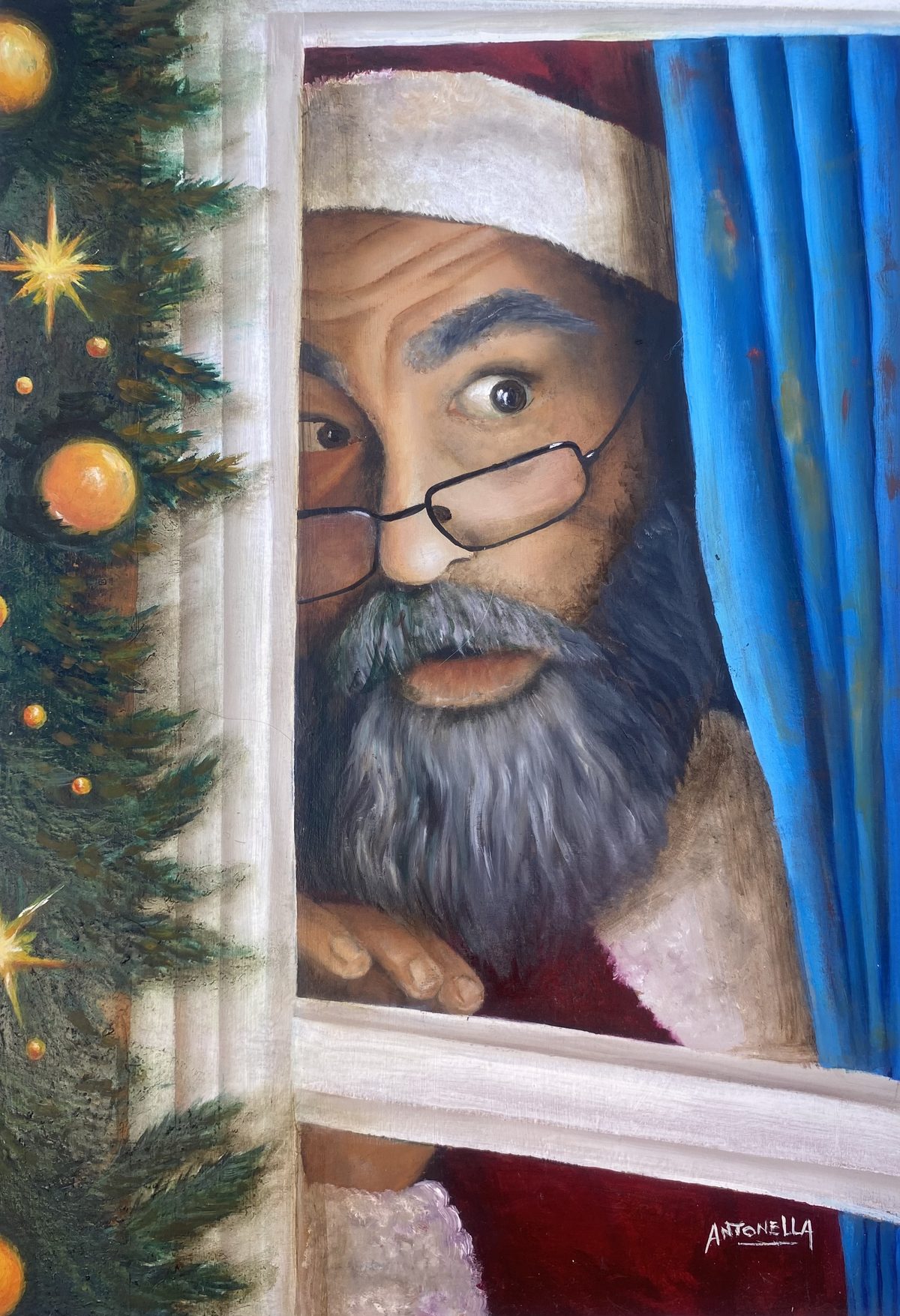 Nochebuena, pintura de Antonella Semaán: Papá Noel con anteojos se asoma por una ventana junto a un árbol de Navidad encendido